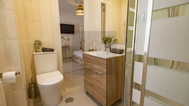 Room in a shared 5-bedroom apartment for rent in Arapiles. - Photo 1