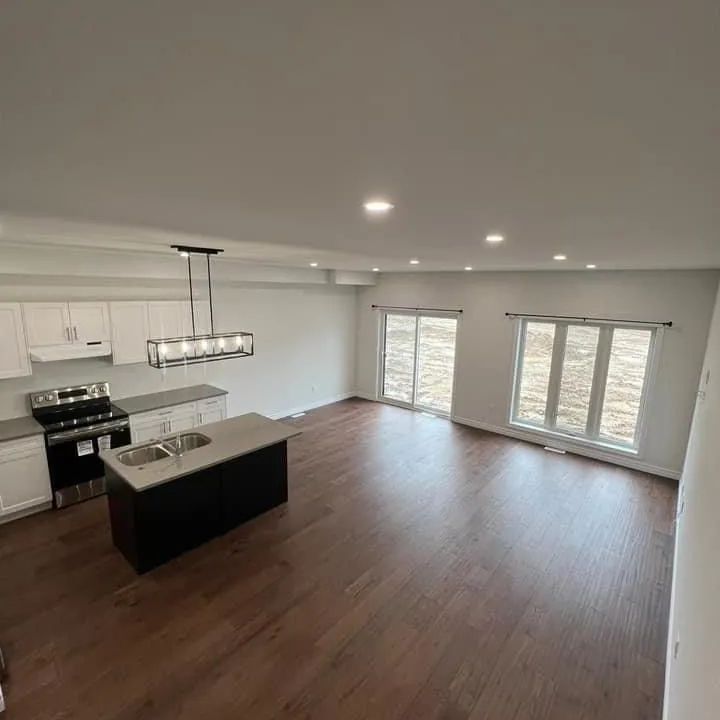 Property For Lease | X9268350 - Photo 1