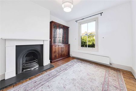 NOT SHARER FRIENDLY - Recently refurbished, mid-terraced, five bedroom family house. - Photo 3