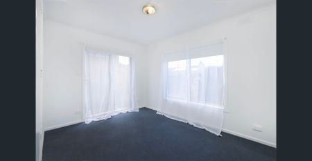 GROUND FLOOR APARTMENT IN THE HEART OF SEDDON! - Photo 3
