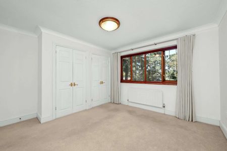 An impressive five-bedroom family home offering spacious and thoughtfully designed living accommodation, ideally situated on a sought-after residential road in Walton on Thames. - Photo 2