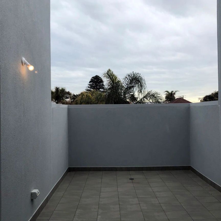 Modern 3 bedroom townhouse perfect summer location! - Photo 1