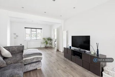 3 bedroom semi-detached house to rent - Photo 3