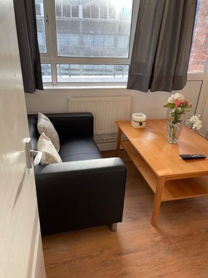 4 Bed Flat, Mackey House, W12 - Photo 1