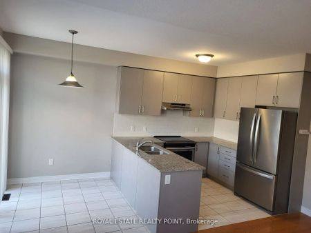 Condo Townhouse For Lease | E9010328 - Photo 3