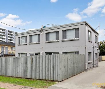 Superb one Bedroom Unit with courtyard ! - Great location! - Photo 5