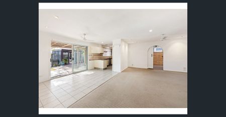 Low-maintenance single level waterfront home - Photo 2