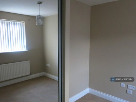 4 bedroom semi-detached house to rent - Photo 3