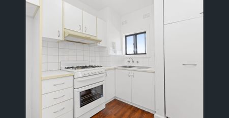 Intimate Top-Floor Hideaway with Breathtaking Views - Photo 2