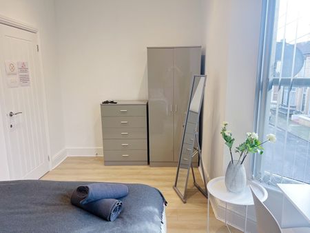 Room in a Shared House, Newcombe Street, L6 - Photo 4