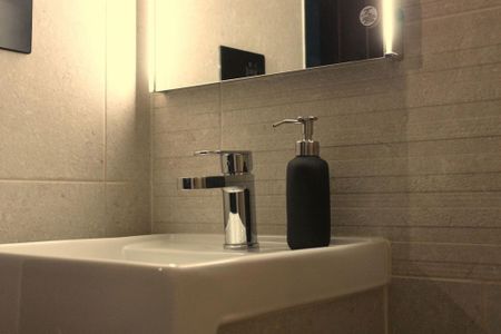 1 bedroom in a flat share to rent - Photo 2