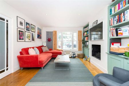 A beautifully presented three bedroom house with large west facing garden in a fantastic Islington location just moments from Highbury & Islington station. - Photo 4