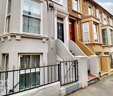 1 bedroom in a house share to rent - Photo 2