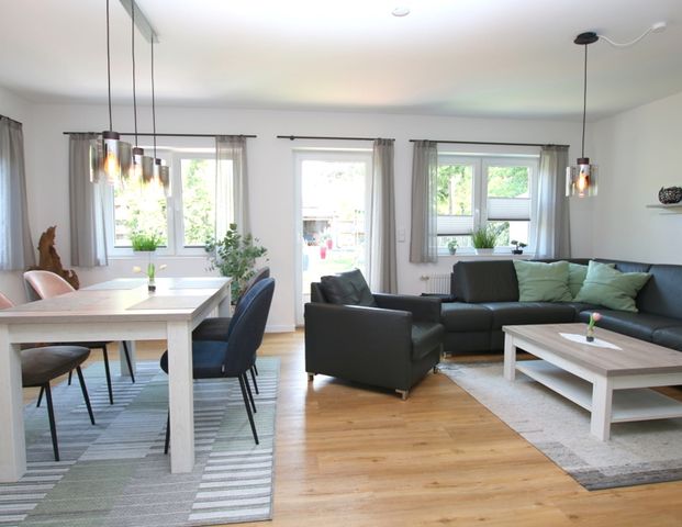 Moderne Erdgeschosswohnung mit Einbauküche und Gartenterrasse in Wiefelstede / Zentrum - Foto 1