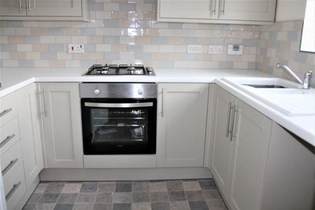 2 bedroom end of terrace house to rent - Photo 2