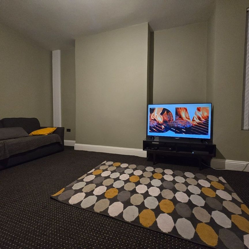 Room in a Shared House, Harehills Avenue, LS8 - Photo 1