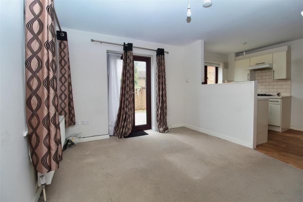 2 Bedroom House - Semi-Detached To Let - Photo 1
