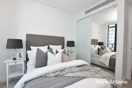 Rhodes Central Two Bedroom Apartment with 17th Floor Waterviews! - Photo 4