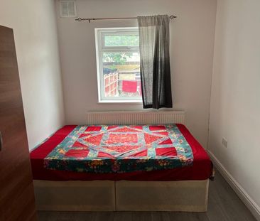 Room in a Shared House, Hampton Road, IG1 - Photo 3