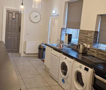 6 bedroom end of terrace house to rent - Photo 1