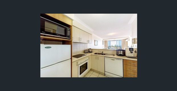 FULLY FURNISHED - Spacious Apartment with 2 balconies, pool, spa, sauna, gym & more - Photo 1