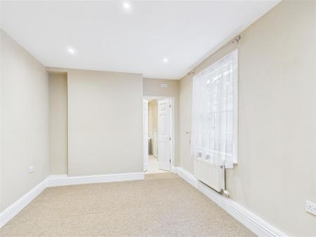 3 bedroom flat to rent - Photo 2