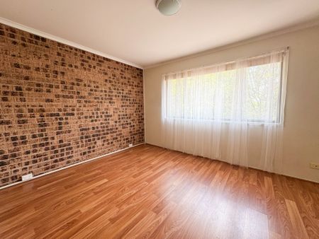 Bright & Spacious 3-Bedroom Townhouse in Prime Location - Photo 4