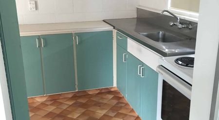 Low-maintenance living with everyday convenience - Photo 2