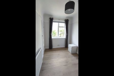 2 Bed Maisonette, York Close, SM4 - Photo 2