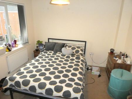 4 bedroom end of terrace house to rent - Photo 2