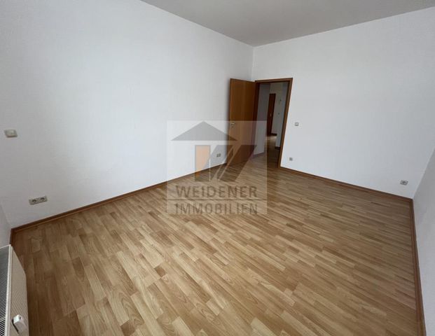 Einbauküche, Aufzug und 2x Balkone! Großzügige 4- Zimmer Wohnung mit Stellplatz - Photo 1