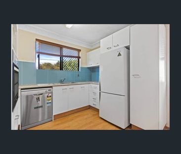 Freshly painted unit in Prime location! - Photo 6