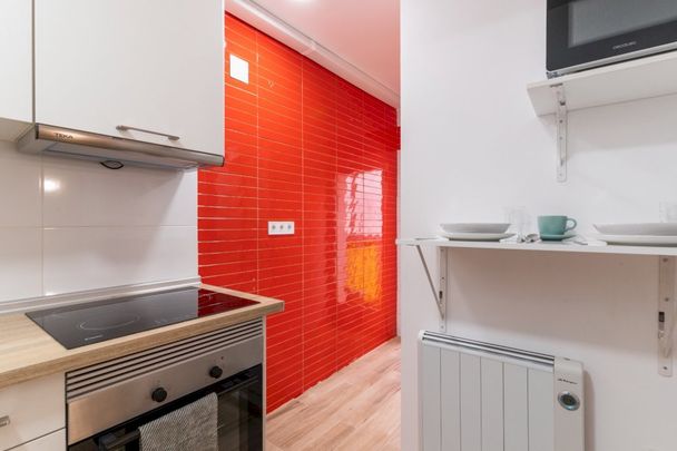 Exterior room on Calle Paseo de Moreras - Photo 1