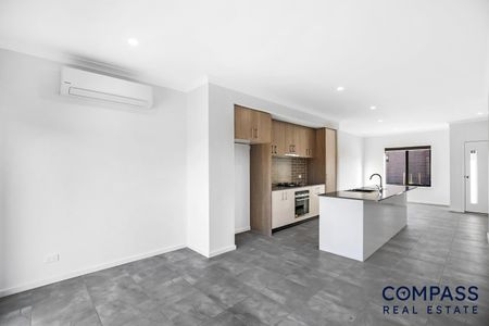 38 Cinnamon Drive, Cranbourne East VIC 3977 - Townhouse For Rent | Domain - Photo 4