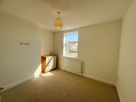 3 bedroom end of terrace house to rent - Photo 4