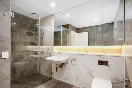 Stylish and Luxurious One Bedroom Apartment with Separate Study - Photo 3