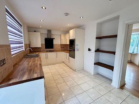 3 bedroom semi-detached house to rent - Photo 3