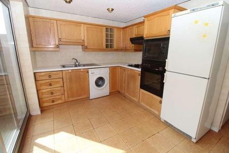 Holland Way, Newport Pagnell, Buckinghamshire, MK16 - Photo 5