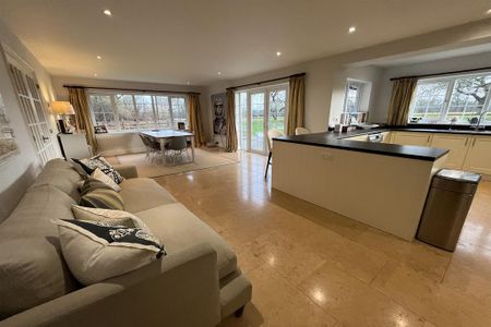 4 bedroom detached house to rent - Photo 2