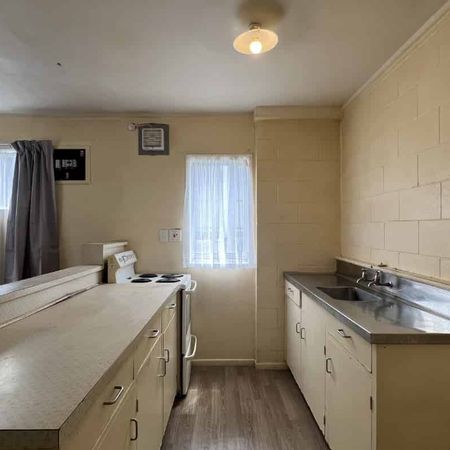 Refreshed 2-bedroom unit - Photo 3