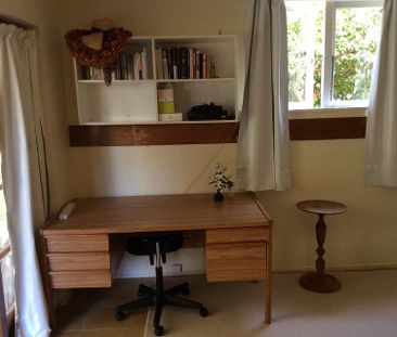 Private, clean, safe and warm studio unit> - Photo 1
