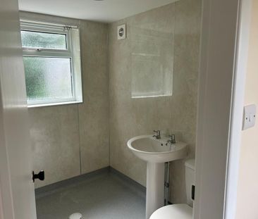 2 bedroom semi-detached bungalow to rent - Photo 2