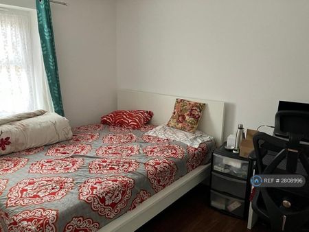 3 bedroom semi-detached house to rent - Photo 5