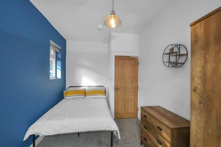 6 bedroom terraced house to rent - Photo 4