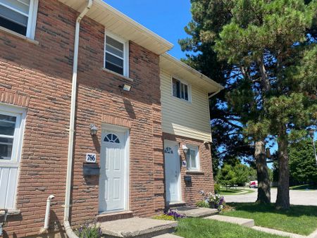 Three Bedroom Townhouse - Photo 3