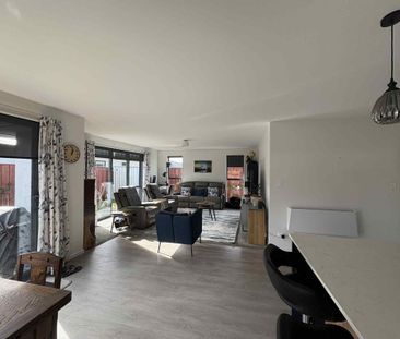 Modern 3-Bedroom Home in Fantastic Location - Photo 5