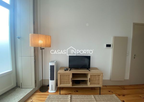 Apartamento T0+1 para arrendamento na Rua Santa Catarina, Porto