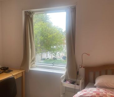 Room in a Shared Flat, Hove Park Gardens, BN3 - Photo 1