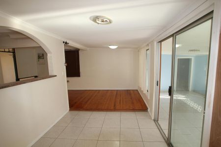 LOCATION !!! LOCATION !!! 4 BEDROOMS HOUSE IN QUIET STREET - SHORT TERM 6 MONTHS - Photo 4