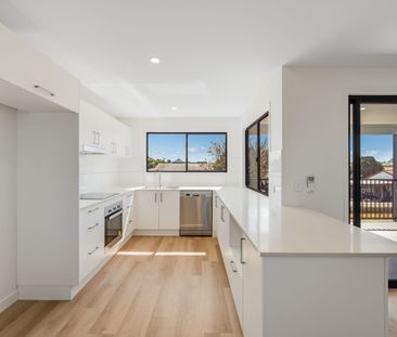 Modern Newly Built Townhouse with Excellent Access to Public Transport - Photo 2